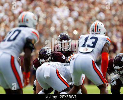23 septembre 2023 : le quarterback Du Texas A&M Conner Weigman (15 ans) se prépare pour un match de football universitaire de la NCAA entre le Texas A&M et Auburn le 23 septembre 2023 à College Station. Texas A&M Won, 27-10. (Image de crédit : © Scott Coleman/ZUMA Press Wire) USAGE ÉDITORIAL SEULEMENT! Non destiné à UN USAGE commercial ! Banque D'Images