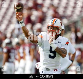 23 septembre 2023 : le quarterback d'Auburn Robby Ashford (9 ans) passe le ballon pendant les échauffements avant un match de football universitaire de la NCAA entre Texas A&M et Auburn le 23 septembre 2023 à College Station. Texas A&M Won, 27-10. (Image de crédit : © Scott Coleman/ZUMA Press Wire) USAGE ÉDITORIAL SEULEMENT! Non destiné à UN USAGE commercial ! Banque D'Images