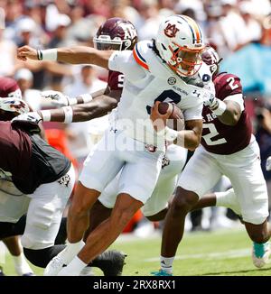 23 septembre 2023 : le quarterback d'Auburn Robby Ashford (9 ans) est tourné autour d'un sac lors d'un match de football universitaire de la NCAA entre Texas A&M et Auburn le 23 septembre 2023 à College Station. Texas A&M Won, 27-10. (Image de crédit : © Scott Coleman/ZUMA Press Wire) USAGE ÉDITORIAL SEULEMENT! Non destiné à UN USAGE commercial ! Banque D'Images