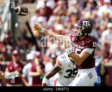 23 septembre 2023 : le quarterback Du Texas A&M Conner Weigman (15 ans) passe le ballon lors d'un match de football universitaire entre le Texas A&M et Auburn le 23 septembre 2023 à College Station. Texas A&M Won, 27-10. (Image de crédit : © Scott Coleman/ZUMA Press Wire) USAGE ÉDITORIAL SEULEMENT! Non destiné à UN USAGE commercial ! Banque D'Images