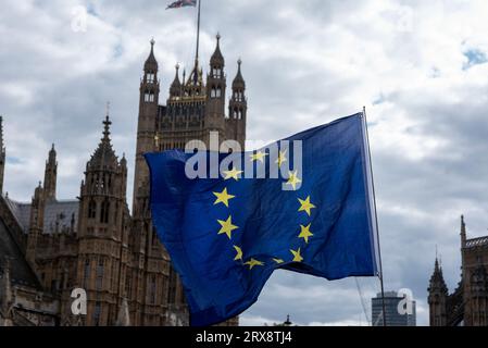 Londres, Royaume-Uni. 23 septembre 2023. Un drapeau de l'UE flotte devant le Parlement britannique pendant la manifestation. Des milliers de partisans pro-UE se sont rassemblés dans le centre de Londres pour la première « Marche nationale pour rejoindre l'UE » afin de demander à rejoindre l'UE, puis ils ont marché ensemble sur la place du Parlement. Crédit : SOPA Images Limited/Alamy Live News Banque D'Images