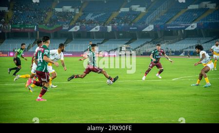 Kolkata, Inde. 23 septembre 2023. Mohunbagan Super Giants (MBSG) débute la saison 2023-24 de la Indian Super League (ISL) avec une victoire emphatique de 3-1 contre le Roundglass Punjab FC dans leur match au VYBK Stadium, Kolkata le 23 septembre 2023. Les buteurs sont Jason Cummings, Dimitri Petratos et Manvir Singh pour MBSG tandis que Luka Majcen a marqué pour Punjab FC. (Photo Amlan Biswas/Pacific Press) crédit : Pacific Press Media production Corp./Alamy Live News Banque D'Images