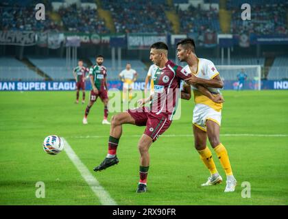 Kolkata, Inde. 23 septembre 2023. Mohunbagan Super Giants (MBSG) débute la saison 2023-24 de la Indian Super League (ISL) avec une victoire emphatique de 3-1 contre le Roundglass Punjab FC dans leur match au VYBK Stadium, Kolkata le 23 septembre 2023. Les buteurs sont Jason Cummings, Dimitri Petratos et Manvir Singh pour MBSG tandis que Luka Majcen a marqué pour Punjab FC. (Photo Amlan Biswas/Pacific Press) crédit : Pacific Press Media production Corp./Alamy Live News Banque D'Images