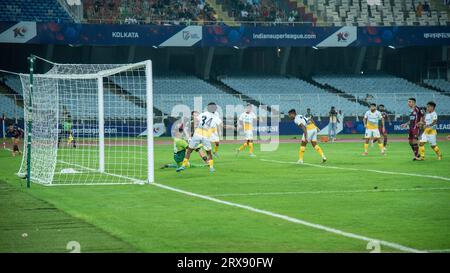 Kolkata, Inde. 23 septembre 2023. Mohunbagan Super Giants (MBSG) débute la saison 2023-24 de la Indian Super League (ISL) avec une victoire emphatique de 3-1 contre le Roundglass Punjab FC dans leur match au VYBK Stadium, Kolkata le 23 septembre 2023. Les buteurs sont Jason Cummings, Dimitri Petratos et Manvir Singh pour MBSG tandis que Luka Majcen a marqué pour Punjab FC. (Photo Amlan Biswas/Pacific Press) crédit : Pacific Press Media production Corp./Alamy Live News Banque D'Images