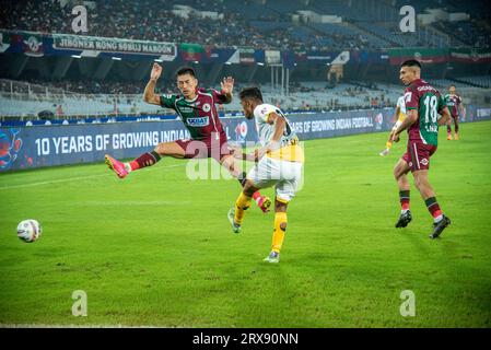 Kolkata, Inde. 23 septembre 2023. Mohunbagan Super Giants (MBSG) débute la saison 2023-24 de la Indian Super League (ISL) avec une victoire emphatique de 3-1 contre le Roundglass Punjab FC dans leur match au VYBK Stadium, Kolkata le 23 septembre 2023. Les buteurs sont Jason Cummings, Dimitri Petratos et Manvir Singh pour MBSG tandis que Luka Majcen a marqué pour Punjab FC. (Photo Amlan Biswas/Pacific Press) crédit : Pacific Press Media production Corp./Alamy Live News Banque D'Images