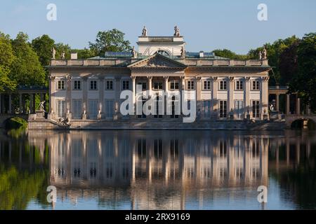Varsovie, Pologne - juin 09 2019 : le Palais Łazienki (polonais : Pałac Łazienkowski ; en anglais, le Palais des bains ; aussi appelé le Palais sur l'eau et Banque D'Images