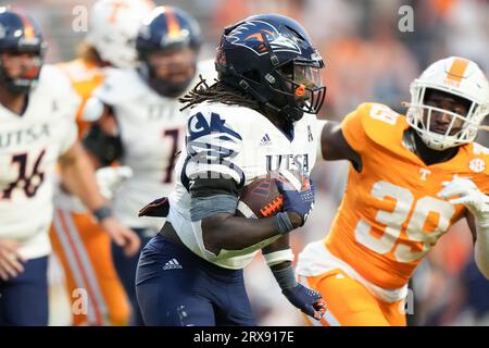 23 septembre 2023 : Kevorian Barnes #4 de l'UTSA Roadrunners court le ballon pendant le match de football de la NCAA entre les volontaires de l'Université du Tennessee et l'Université du Texas à San Antonio Roadrunners au Neyland Stadium à Knoxville TN Tim Gangloff/CSM crédit : CAL Sport Media/Alamy Live News Banque D'Images