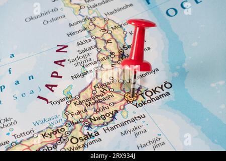 Une poussée rouge est placée sur une carte localisant Tokyo Japon Banque D'Images