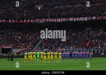 Milan, Italie. 23 septembre 2023. Joueurs et officiels observent une minute de silence à la mémoire de Giovanni Carlo Lodetti, ancien milieu de terrain de l'AC Milan et Italie décédé vendredi 22 septembre 2023, avant le match de Serie A à Giuseppe Meazza, Milan. Le crédit photo devrait se lire : Jonathan Moscrop/Sportimage crédit : Sportimage Ltd/Alamy Live News Banque D'Images