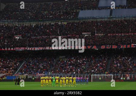 Milan, Italie. 23 septembre 2023. Joueurs et officiels observent une minute de silence à la mémoire de Giovanni Carlo Lodetti, ancien milieu de terrain de l'AC Milan et Italie décédé vendredi 22 septembre 2023, avant le match de Serie A à Giuseppe Meazza, Milan. Le crédit photo devrait se lire : Jonathan Moscrop/Sportimage crédit : Sportimage Ltd/Alamy Live News Banque D'Images