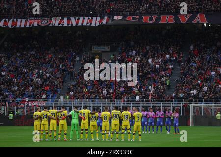 Milan, Italie. 23 septembre 2023. Joueurs et officiels observent une minute de silence à la mémoire de Giovanni Carlo Lodetti, ancien milieu de terrain de l'AC Milan et Italie décédé vendredi 22 septembre 2023, avant le match de Serie A à Giuseppe Meazza, Milan. Le crédit photo devrait se lire : Jonathan Moscrop/Sportimage crédit : Sportimage Ltd/Alamy Live News Banque D'Images