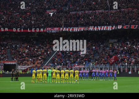 Milan, Italie. 23 septembre 2023. Joueurs et officiels observent une minute de silence à la mémoire de Giovanni Carlo Lodetti, ancien milieu de terrain de l'AC Milan et Italie décédé vendredi 22 septembre 2023, avant le match de Serie A à Giuseppe Meazza, Milan. Le crédit photo devrait se lire : Jonathan Moscrop/Sportimage crédit : Sportimage Ltd/Alamy Live News Banque D'Images