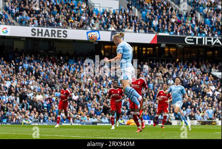 Manchester, Royaume-Uni. 24 septembre 2023. Erling Haaland de Manchester City marque le deuxième but avec une tête lors du match de Premier League anglaise entre Manchester City et Nottingham Forest à Manchester, en Grande-Bretagne, le 23 septembre 2023. Crédit : Xinhua/Alamy Live News Banque D'Images