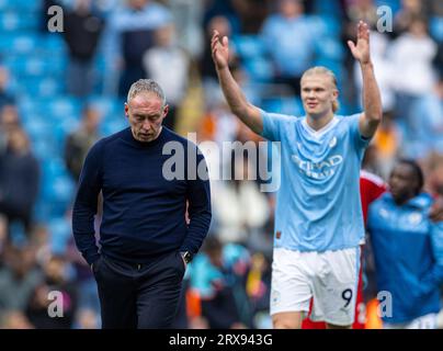 Manchester, Royaume-Uni. 24 septembre 2023. L'entraîneur-chef de Nottingham Forest, Steve Cooper, semble déprimé alors que le buteur de Manchester City, Erling Haaland, célèbre le match de Premier League anglaise entre Manchester City et Nottingham Forest à Manchester, en Grande-Bretagne, le 23 septembre 2023. Crédit : Xinhua/Alamy Live News Banque D'Images