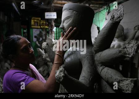 Kolkata, Bengale occidental, Inde. 23 septembre 2023. Au cœur de la partie la plus ancienne de Kolkata (également connue sous le nom de Kolkata du Nord) se trouve Kumortuli, une colonie traditionnelle de potiers et rsquo qui remonte aux années 1700 Cette zone près de la rivière Hooghly tire son nom des mots Bangla 'kumor' (potier) et 'tuli' (localité). C'est là que les idoles de Durga pour le plus grand festival du Bengale, Durga Puja, se fabriquent, Kumortuli est un quartier traditionnel des potiers dans le nord de Kolkata. La ville est réputée pour ses prouesses sculptantes. Elle fabrique non seulement des idoles d'argile pour divers festivals, mais les exporte aussi régulièrement. ( Banque D'Images