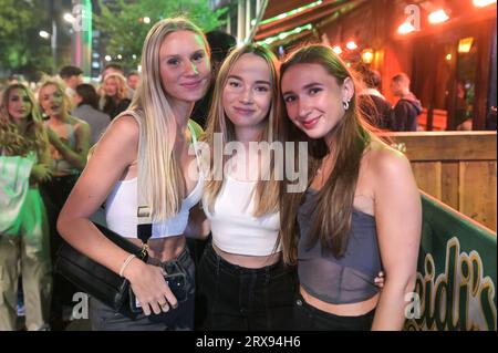 Broad Street, Birmingham, 23 septembre 2023 - des milliers d'étudiants ont fait le plein de Broad Street à Birmingham samedi soir alors que la Freshers week touchait à sa fin Malgré les vents et la pluie bleutés, les étudiants ont encore combattu les éléments pour profiter au maximum de la nuit. Les boîtes de nuit Rosies, Heidi's et PRYZM étaient toutes populaires auprès des jeunes débutants ainsi que d'autres fêtards appréciant le samedi soir. Crédit : Arrêter Press Media/Alamy Live News Banque D'Images