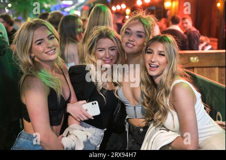 Broad Street, Birmingham, 23 septembre 2023 - des milliers d'étudiants ont fait le plein de Broad Street à Birmingham samedi soir alors que la Freshers week touchait à sa fin Malgré les vents et la pluie bleutés, les étudiants ont encore combattu les éléments pour profiter au maximum de la nuit. Les boîtes de nuit Rosies, Heidi's et PRYZM étaient toutes populaires auprès des jeunes débutants ainsi que d'autres fêtards appréciant le samedi soir. Crédit : Arrêter Press Media/Alamy Live News Banque D'Images