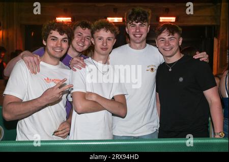 Broad Street, Birmingham, 24 septembre 2023 - des milliers d'étudiants ont fait le plein de Broad Street à Birmingham samedi soir alors que la Freshers week touchait à sa fin Malgré les vents et la pluie bleutés, les étudiants ont encore combattu les éléments pour profiter au maximum de la nuit. Les boîtes de nuit Rosies, Heidi's et PRYZM étaient toutes populaires auprès des jeunes débutants ainsi que d'autres fêtards appréciant le samedi soir. Crédit : Arrêter Press Media/Alamy Live News Banque D'Images