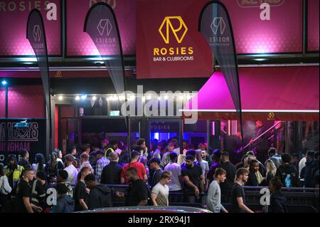 Broad Street, Birmingham, 24 septembre 2023 - des milliers d'étudiants ont fait le plein de Broad Street à Birmingham samedi soir alors que la Freshers week touchait à sa fin Malgré les vents et la pluie bleutés, les étudiants ont encore combattu les éléments pour profiter au maximum de la nuit. Les boîtes de nuit Rosies, Heidi's et PRYZM étaient toutes populaires auprès des jeunes débutants ainsi que d'autres fêtards appréciant le samedi soir. Crédit : Arrêter Press Media/Alamy Live News Banque D'Images