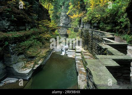 Enfield Creek sur la boucle de Gorge, Robert H Treman State Park, New York Banque D'Images