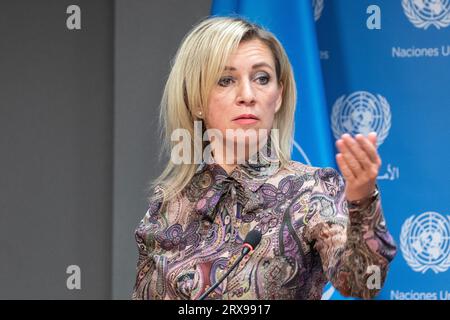 Maria Zakharova porte-parole du ministère des Affaires étrangères de la Fédération de Russie assiste à une conférence de presse du ministre russe des Affaires étrangères Sergueï Lavrov au siège de l'ONU à New York le 23 septembre 2023 Banque D'Images