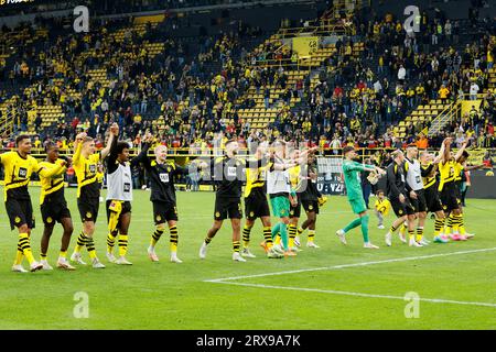 Dortmund, Allemagne. 23 septembre 2023. Les joueurs du Borussia Dortmund accueillent les spectateurs après avoir remporté le match de 5e tour de Bundesliga en première division contre le VL Wolfsburg à Dortmund, en Allemagne, le 23 septembre 2023. Crédit : Joachim Bywaletz/Xinhua/Alamy Live News Banque D'Images