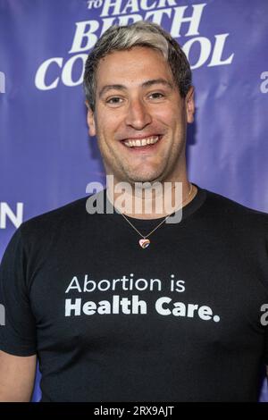 Los Angeles, États-Unis. 23 septembre 2023. John Erickson, maire pro tempore de la ville de West Hollywood, assiste À Une projection spéciale organisée par la ville de West Hollywood et son Conseil consultatif des femmes COMMENT PIRATER LE CONTRÔLE DES NAISSANCES à West Hollywood City Council Chambers, Los Angeles, CA 23 septembre 2023 Credit : Eugene Powers/Alamy Live News Banque D'Images
