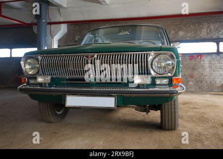 SAINT-PÉTERSBOURG, RUSSIE - 17 MAI 2017 : voiture soviétique classique Volga GAZ-24 dans le parking closeup Banque D'Images