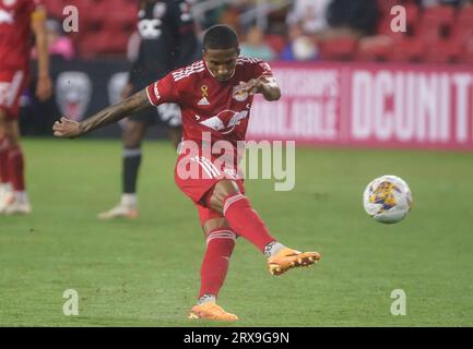 Washington, États-Unis. 23 septembre 2023. WASHINGTON, DC - 23 SEPTEMBRE : le défenseur des Red Bulls de New York Andrés Reyes (4 ans) tire un coup de feu lors d'un match en MLS entre DC United et les Red Bulls de New York le 23 septembre 2023, à Audi Field, à Washington, DC. (Photo de Tony Quinn/SipaUSA) crédit : SIPA USA/Alamy Live News Banque D'Images