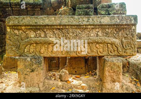 Sculpture sur pierre antique, Prasat Krahom (Temple Rouge), Prasat Thom, Koh Ker, province de Preah Vihear, Cambodge. © Kraig Lieb Banque D'Images