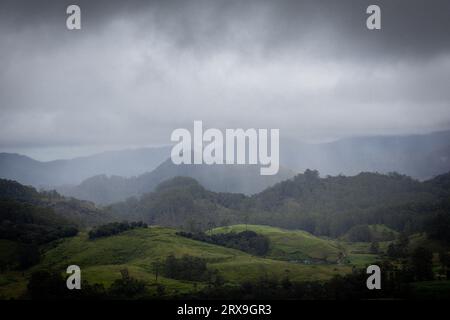 La belle vue depuis le sommet de Green Mountain au Sri Lanka Banque D'Images