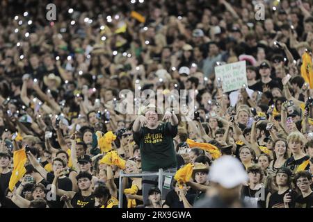 Waco, Texas, États-Unis. 23 septembre 2023. Un fan de Baylor dans la section étudiante exprime son mécontentement aux cheerleaders UT qui étaient stationnés à l'extrémité de la section étudiante de Baylor. Malheureusement, Baylor subit une défaite 38 - 6 contre les Longhorns dans le match de Satuday au McLane Stadium de Waco. (Image de crédit : © Brian McLean/ZUMA Press Wire) USAGE ÉDITORIAL SEULEMENT! Non destiné à UN USAGE commercial ! Banque D'Images