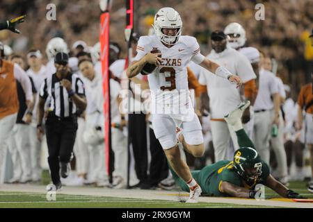 Waco, Texas, États-Unis. 23 septembre 2023. QUINN EWERS (3), le quarterback de l'UT, court sur la ligne de touche évitant le contact avec TJ FRANKLIN (9) de Baylor, permettant à Ewers de marquer le deuxième touchdown de l'UT du match. Les Longhorns ont battu les Baylor Bears 38 à 6 lors du match de samedi au McLane Stadium de Waco. (Image de crédit : © Brian McLean/ZUMA Press Wire) USAGE ÉDITORIAL SEULEMENT! Non destiné à UN USAGE commercial ! Banque D'Images