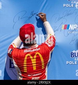 Fort Worth, Texas - 23 septembre 2023 : Bubba Wallace, pilote de la 23 McDonald's Toyota, se qualifie pour la pole position pour la NASCAR Cup Series AutoTrader EchoPark Automotive 400 au Texas Motor Speedway. Crédit : Nick Paruch/Alamy Live News Banque D'Images