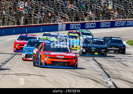 Fort Worth, Texas - 23 septembre 2023 : les pilotes se disputent une position lors de la NASCAR Xfinity Series Andy's Frozen Custard 300 au Texas Motor Speedway. Crédit : Nick Paruch/Alamy Live News Banque D'Images