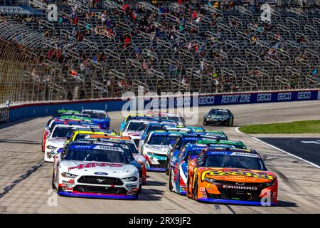 Fort Worth, Texas - 23 septembre 2023 : les pilotes se disputent une position lors de la NASCAR Xfinity Series Andy's Frozen Custard 300 au Texas Motor Speedway. Crédit : Nick Paruch/Alamy Live News Banque D'Images