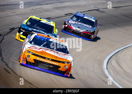 Fort Worth, Texas - 23 septembre 2023 : les pilotes se disputent une position lors de la NASCAR Xfinity Series Andy's Frozen Custard 300 au Texas Motor Speedway. Crédit : Nick Paruch/Alamy Live News Banque D'Images