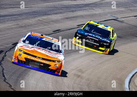 Fort Worth, Texas - 23 septembre 2023 : les pilotes se disputent une position lors de la NASCAR Xfinity Series Andy's Frozen Custard 300 au Texas Motor Speedway. Crédit : Nick Paruch/Alamy Live News Banque D'Images