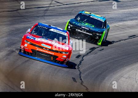 Fort Worth, Texas - 23 septembre 2023 : les pilotes se disputent une position lors de la NASCAR Xfinity Series Andy's Frozen Custard 300 au Texas Motor Speedway. Crédit : Nick Paruch/Alamy Live News Banque D'Images