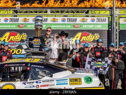 Fort Worth, Texas - 23 septembre 2023 : John Hunter Nemechek, pilote de la 20 Romco Equipment Toyota, vainqueur de la NASCAR Xfinity Series Andy's Frozen Custard 300 au Texas Motor Speedway. Crédit : Nick Paruch/Alamy Live News Banque D'Images