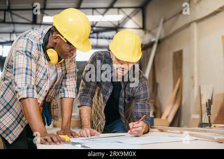 Esquisses d'artisans du projet futur sur papier de plan dans le bois Banque D'Images