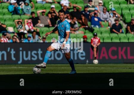 Melbourne, Australie. 24 septembre 2023. Le milieu de terrain Tolgay Arslan de Melbourne planifie le prochain passage en avant. Crédit : James Forrester/Alamy Live News Banque D'Images