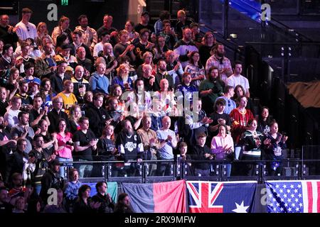 Melbourne, Australie, 24 septembre 2023. Les amateurs de hockey se réjouissent lors du match de la série mondiale de la LNH entre les Kings de Los Angeles et les Coyotes de l’Arizona au Rod laver Arena le 24 septembre 2023 à Melbourne, en Australie. Crédit : Dave Hewison/Speed Media/Alamy Live News Banque D'Images