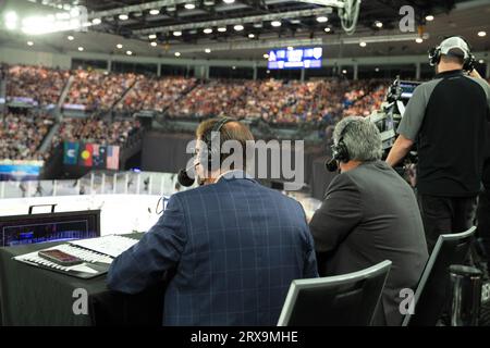 Melbourne, Australie, 24 septembre 2023. Les présentateurs de télévision travaillent pendant le match de la série mondiale de la LNH entre les Kings de Los Angeles et les Coyotes de l'Arizona au Rod laver Arena le 24 septembre 2023 à Melbourne, en Australie. Crédit : Dave Hewison/Speed Media/Alamy Live News Banque D'Images