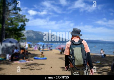 Promenade touristique sur la plage de Pope. Les gens méconnaissables s'amusent sur la plage de sable. South Lake Tahoe. Banque D'Images