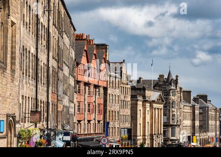 Bâtiments historiques sur l'avenue principale du Royal Mile à Édimbourg, en Écosse. Banque D'Images