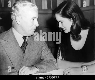 Charlie et Oona Chaplin, photo d'Associated Press, 1944 Charlie Chaplin assis avec sa femme Oona à la boîte de nuit d'Hollywood. Photo de presse associée, 1944. Banque D'Images