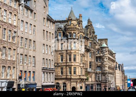 Façades de bâtiments historiques sur le Royal Mile animé de la ville d'Édimbourg, en Écosse Banque D'Images