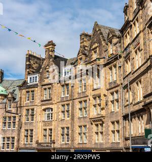 Façades de bâtiments historiques sur le Royal Mile animé de la ville d'Édimbourg, en Écosse Banque D'Images