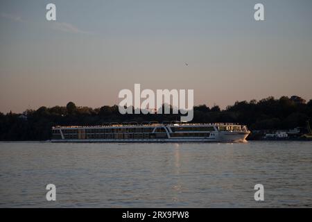 Belgrade, Serbie, 2 septembre 2023 : le bateau de croisière AMADEUS SILVER III navigue le long du Danube en amont Banque D'Images